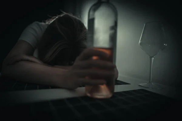 Mujer Que Sufre Depresión Bebe Alcohol —  Fotos de Stock