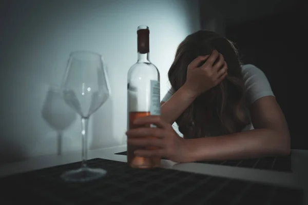 Masennuksesta Alkoholin Käytöstä Kärsivä Nainen — kuvapankkivalokuva