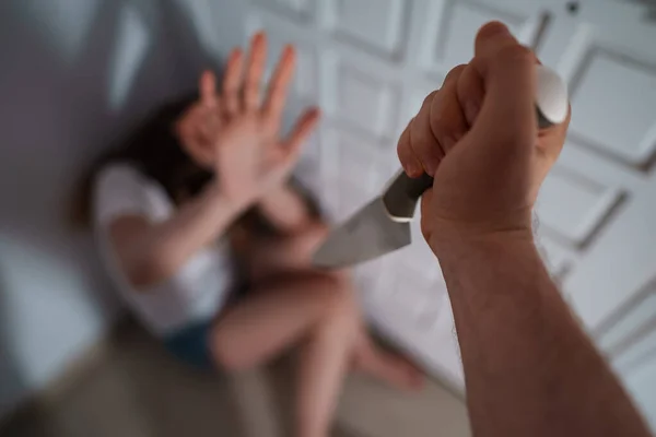Ofiara Przemocy Domowej Mężczyzna Macha Nożem Kobietę — Zdjęcie stockowe