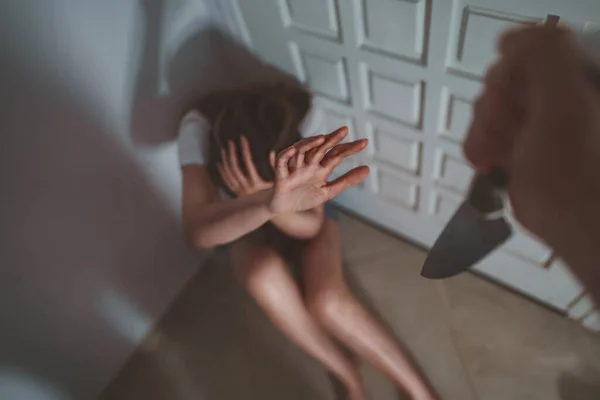 Víctima Violencia Doméstica Hombre Balancea Cuchillo Mujer —  Fotos de Stock