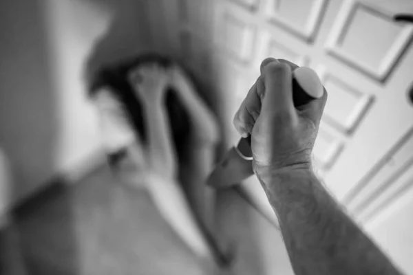 Slachtoffer Van Huiselijk Geweld Man Zwaait Mes Naar Vrouw — Stockfoto
