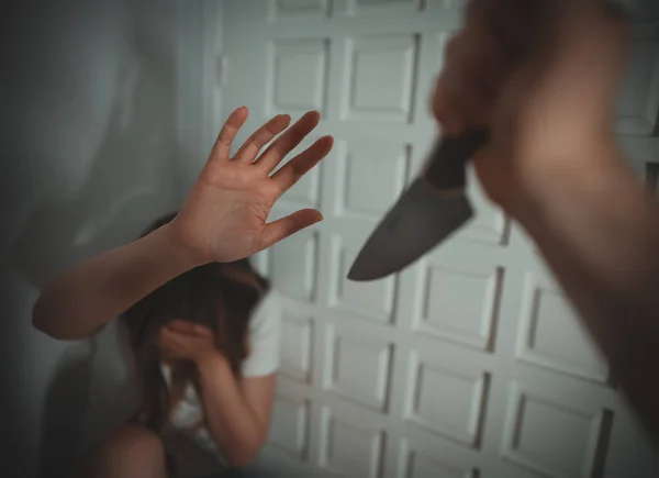 Жертва Домашнего Насилия Мужчина Бьет Ножом Женщину — стоковое фото