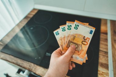 Ev tüketimi için yüksek elektrik maliyeti kavramı.