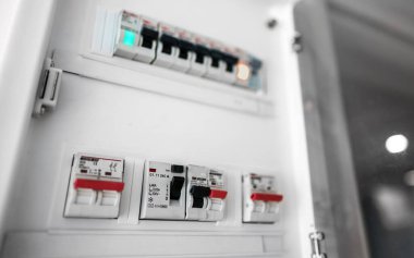 Sigorta kartı üzerindeki anahtarların yakın çekim görünümü.