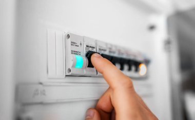 Erkek el sigorta tahtada arasında geçiş yapma.