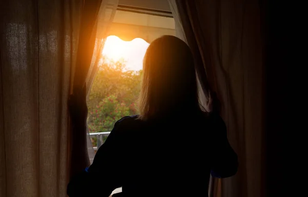 Жінка Відкриває Штори Кімнаті Сонячний Ранок — стокове фото