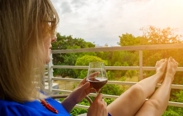 喝红酒的女人喜欢阳台上的落日 — 图库照片
