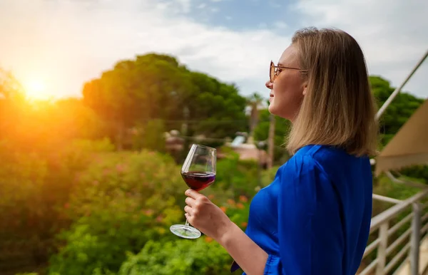 Woman Red Wine Enjoys Sunset Her Balcony — Stock Photo, Image
