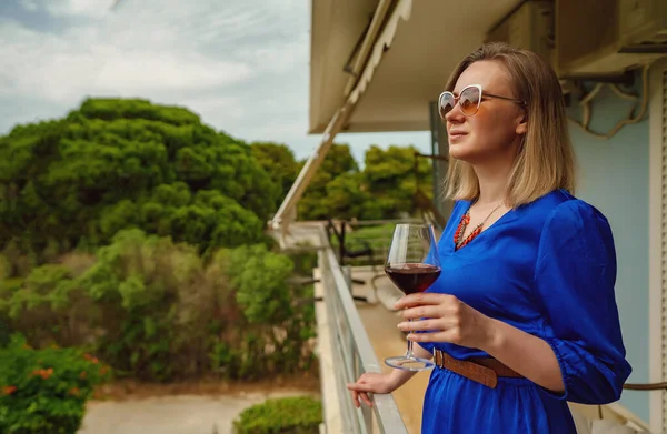 Женщина Наслаждается Красным Вином Балконе — стоковое фото