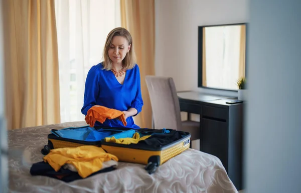 Kobieta Pakuje Ubrania Walizki Przygotowuję Się Podróży — Zdjęcie stockowe