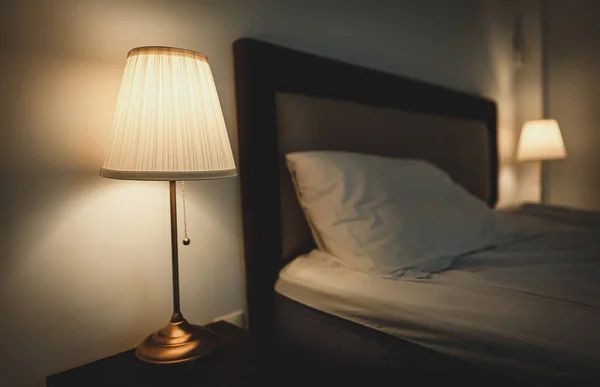 Ліжка Лампи Спальні Біля Ліжка — стокове фото