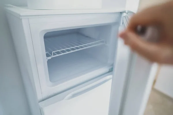 男人看着冰箱里一个空的 开着的冰箱 — 图库照片