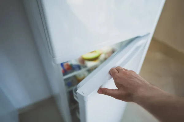 Чоловік Відкриває Двері Холодильника Їжею — стокове фото
