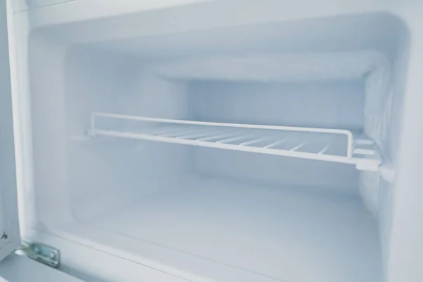 Порожня Відкрита Морозильна Камера Холодильнику — стокове фото