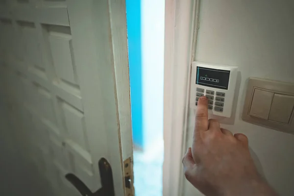 Homem Colocando Código Painel Sistema Alarme Casa — Fotografia de Stock