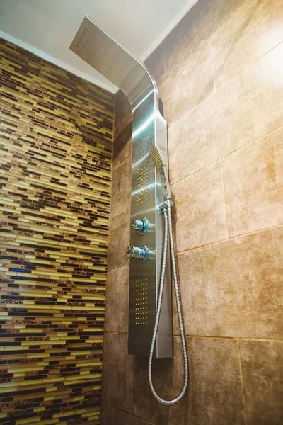 Modern Zuhanyzó Panel Csempézett Fürdőszobában — Stock Fotó