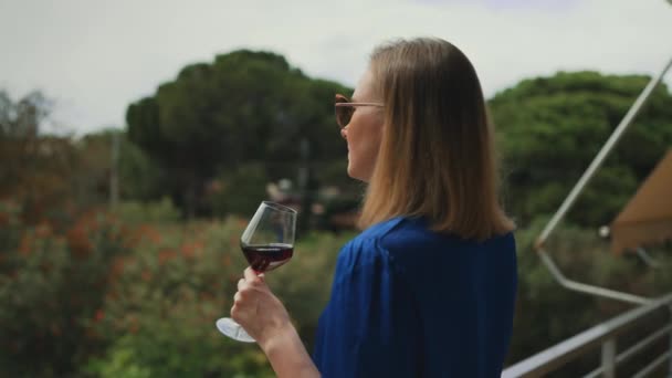Mujer Disfruta Del Vino Tinto Balcón — Vídeos de Stock