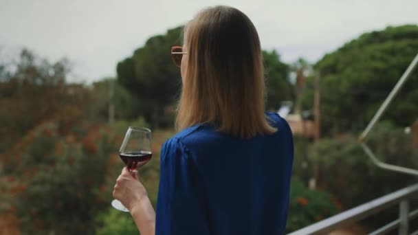 Mujer Disfruta Del Vino Tinto Balcón — Vídeos de Stock