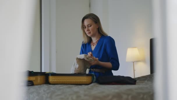 Vrouw Doet Kleren Een Koffer Maak Klaar Voor Reis — Stockvideo