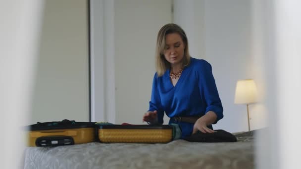 Жінка Упаковує Одяг Валізу Підготовка Поїздки — стокове відео
