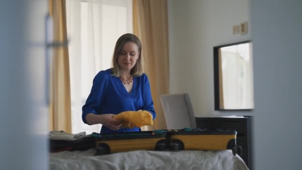 Μια Γυναίκα Βάζει Ρούχα Της Στη Βαλίτσα Ετοιμάζομαι Για Ταξίδι — Αρχείο Βίντεο