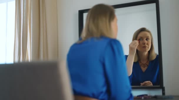鏡の前で化粧をしている女性 顔にトナールクリームを塗布する — ストック動画