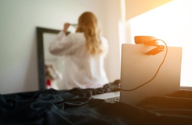 Webcam modeli işe hazırlanıyor..