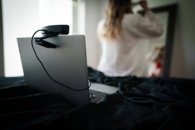 Webcam modeli işe hazırlanıyor..