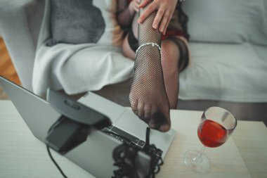 Webcam modeli çalışıyor. Ayak fetişi konsepti.
