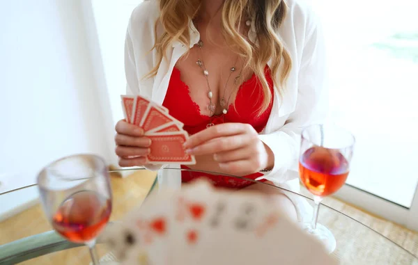 Kadın Evde Striptiz Pokerde Oynamaya — Stok fotoğraf