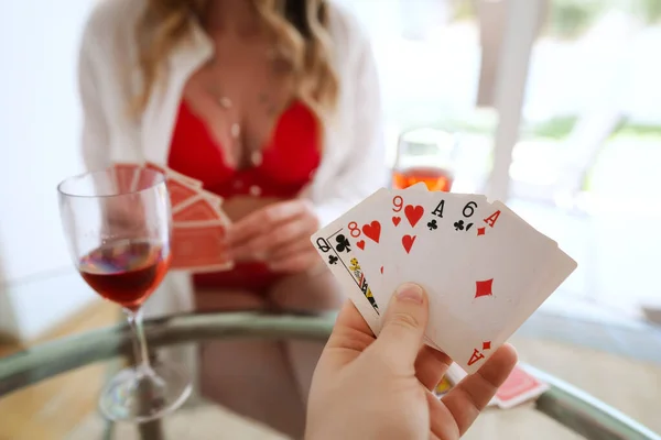 Evde Striptiz Pokerde Oynamaya Çift — Stok fotoğraf