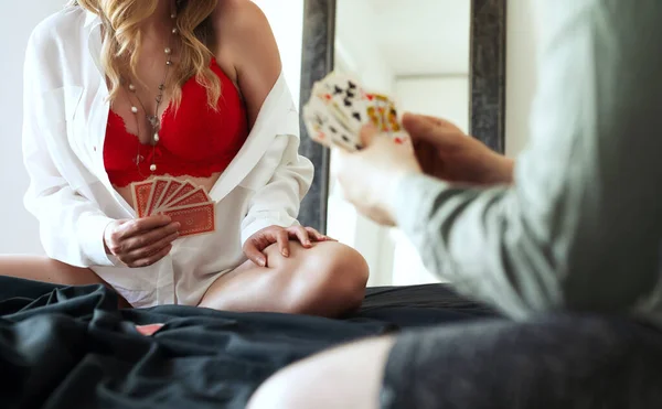 Evde Striptiz Pokerde Oynamaya Çift — Stok fotoğraf