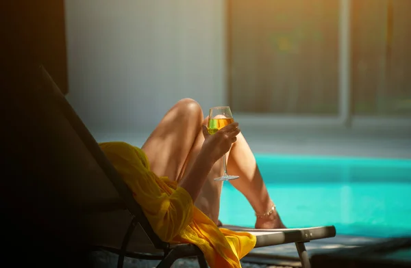 Woman White Wine Relaxing Pool — Stock Photo, Image