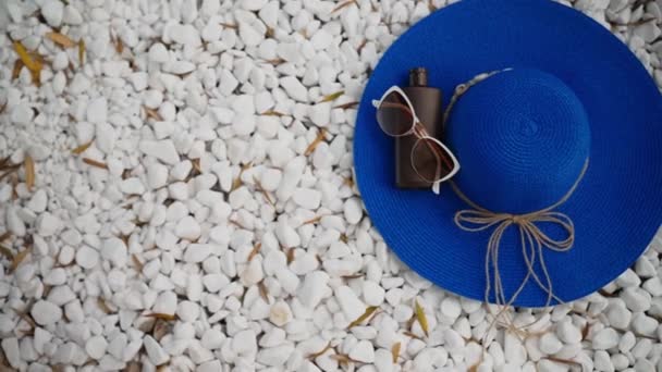 Niebieski Kapelusz Krem Opalania Okulary Przeciwsłoneczne Plaży — Wideo stockowe