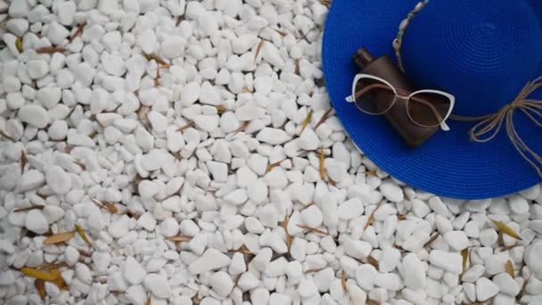 Blauer Hut Sonnencreme Und Sonnenbrille Strand — Stockvideo