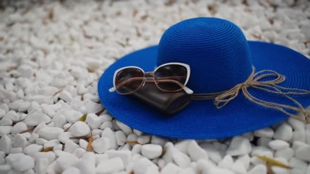 Mavi Şapka Güneş Kremi Plajda Güneş Gözlüğü — Stok video