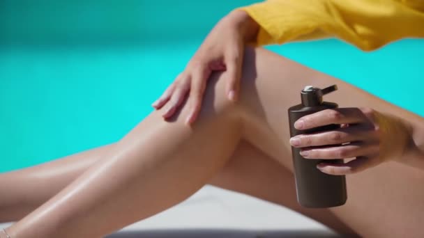 Mulher Aplicando Creme Protetor Solar Suas Pernas Perto Piscina — Vídeo de Stock