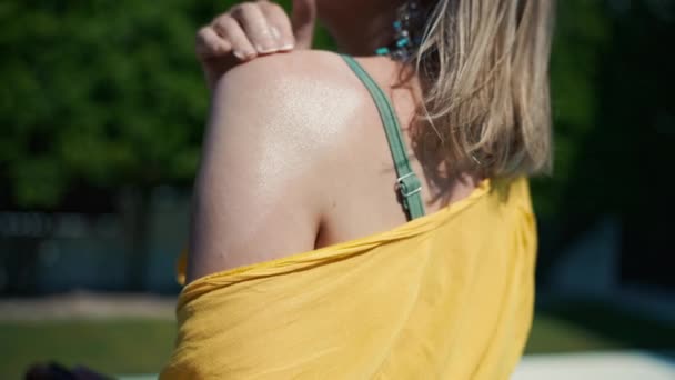 Femme Appliquant Crème Solaire Sur Son Épaule — Video