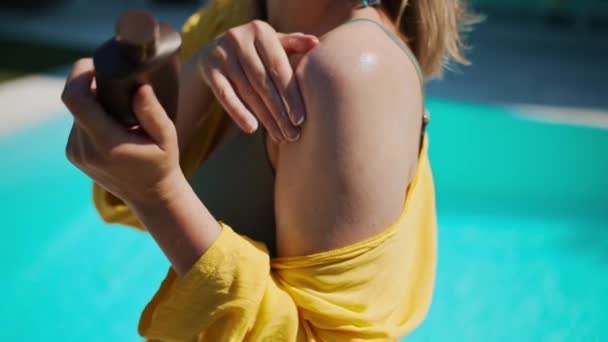 Femme Appliquant Crème Solaire Sur Son Épaule — Video