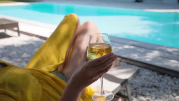 Femme Avec Verre Blanc Vin Relaxant Près Piscine — Video