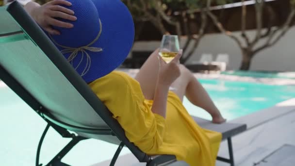 Mulher Com Copo Vinho Branco Relaxante Perto Piscina — Vídeo de Stock