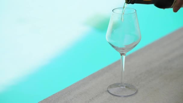 Gießen Von Sprudelndem Apfelwein Glas Vor Dem Schwimmbad — Stockvideo