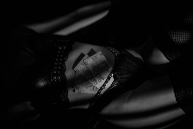 Düşük sosyal sorumluluk ve avro banknotları olan bir kadın.