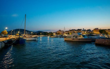 Yunanistan 'da yat ve tekneli Artemis limanı.