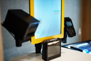 Ödeme terminali olan self-servis kasası.
