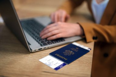 Amerikan pasaportlu bir kadın uçağını bekliyor..