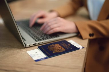 İngiliz pasaportlu bir kadın uçağını bekliyor..