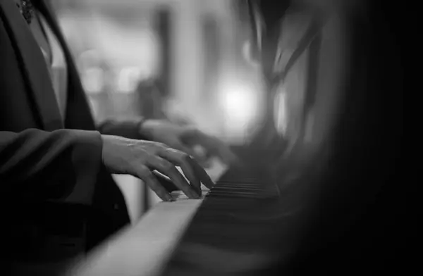 Kadın Piyanist Kraliyet Piyanosu Çalıyor — Stok fotoğraf