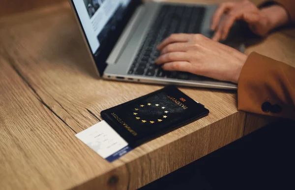 Avrupa Birliği Pasaportlu Bir Kadın Uçağını Bekliyor — Stok fotoğraf