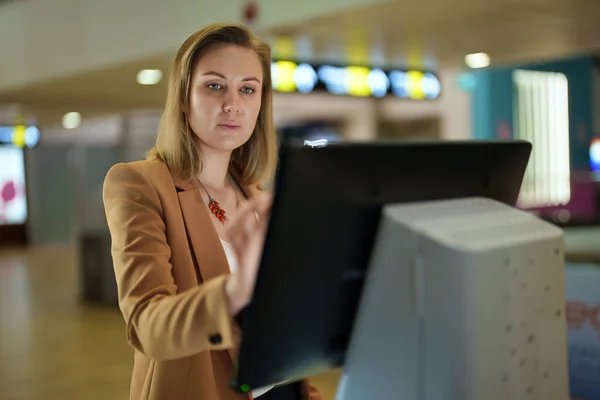 Mujer Comprueba Vuelo Terminal Autoservicio Aeropuerto Imagen de archivo